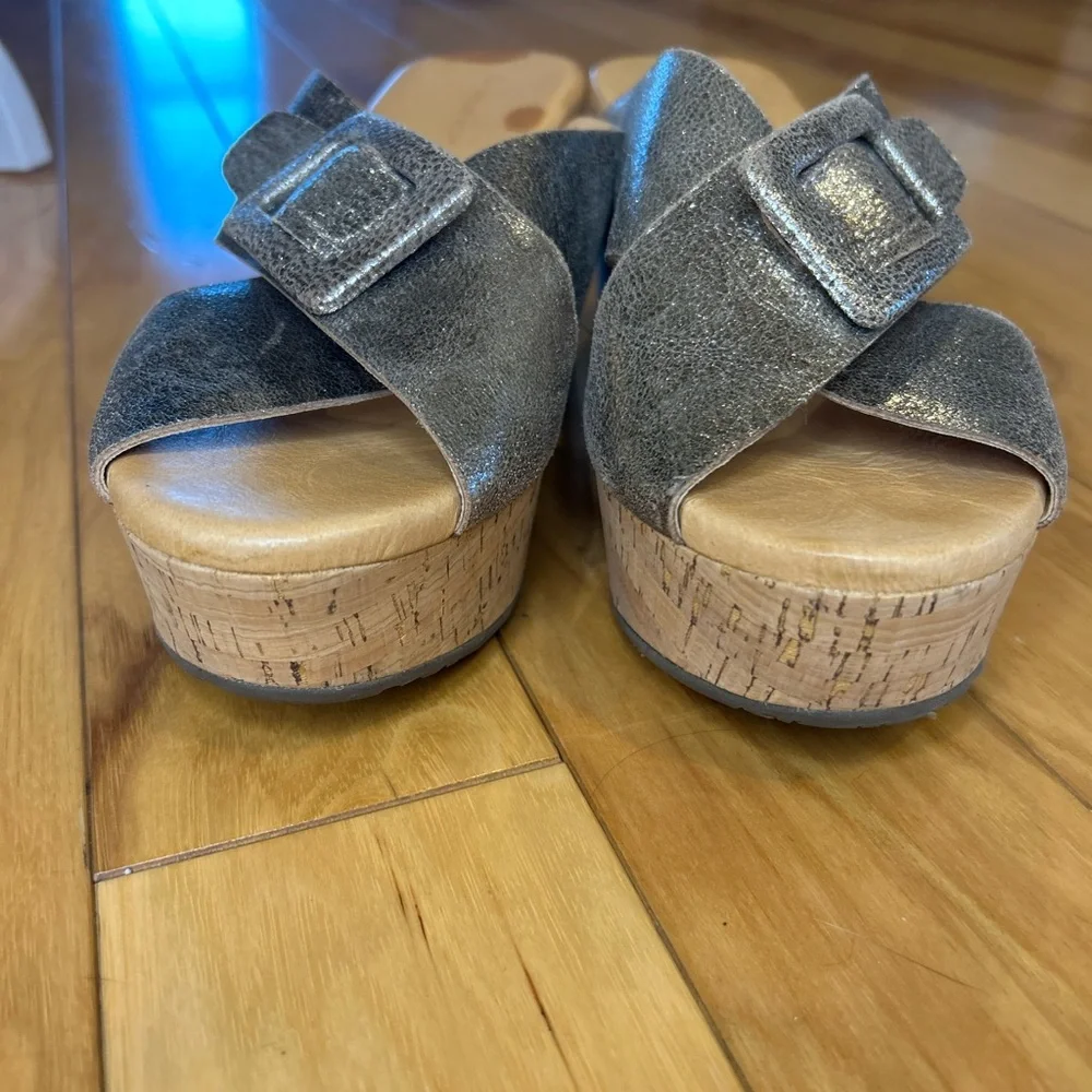 Chocolat Blu Galaxy Women's Metallic Platform Cris Cross Sandals